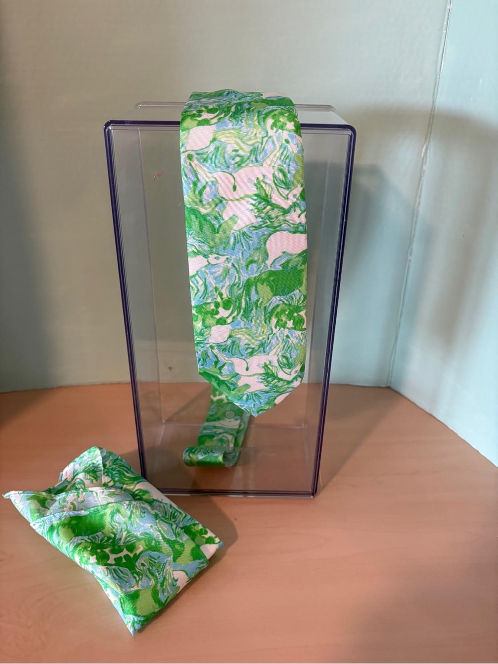 NWT Lilly Pulitzer Men’s Silk Tie & Pocket Square Set Galloping Gals $128